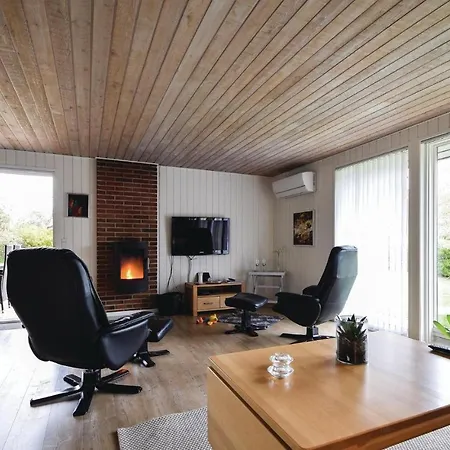 Three-bedroom Holiday In Juelsminde *