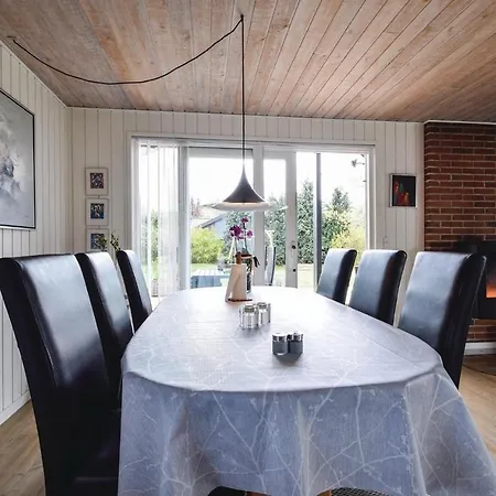 Three-bedroom Holiday In Juelsminde *